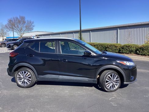 Used 2021 Nissan Kicks SV image 5
