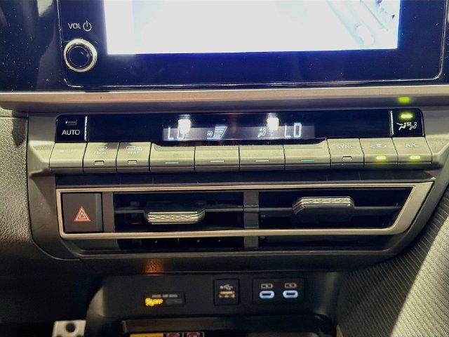 Used 2025 Toyota Camry SE FWD image 13