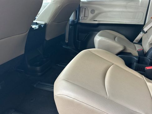 Certified 2022 Toyota Sienna XLE AWD/4WD image 12