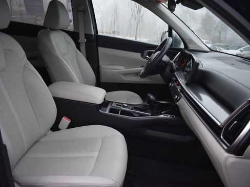 Used 2025 Kia Sorento S image 12
