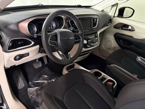 Used 2023 Chrysler Voyager LX image 20