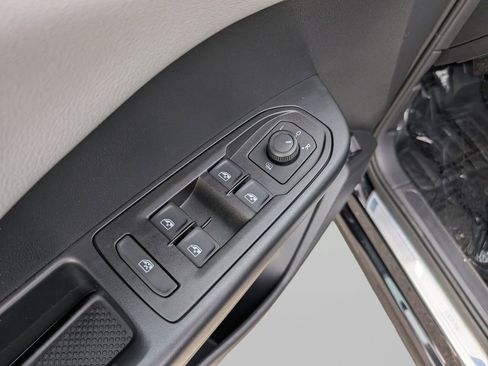Used 2022 Volkswagen Taos SE w/ Panoramic Sunroof Package FWD image 17