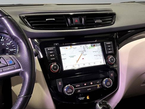 Used 2022 Nissan Rogue Sport SL image 9