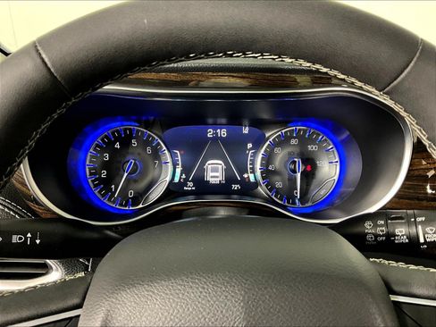 Used 2023 Chrysler Pacifica Limited FWD image 13