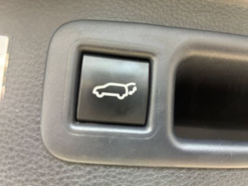 Used 2025 Toyota Highlander LE FWD image 15