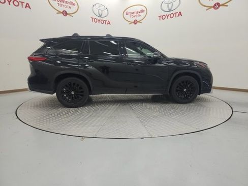 Used 2023 Toyota Highlander XSE image 3