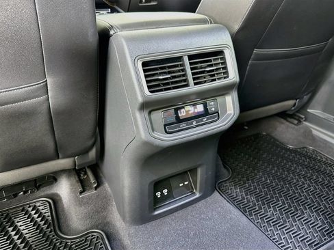 Used 2024 Volkswagen Atlas SE w/ Panoramic Sunroof Package FWD image 16