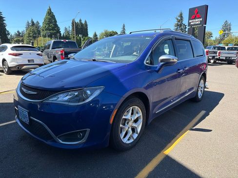 Used 2020 Chrysler Pacifica Limited FWD image 2