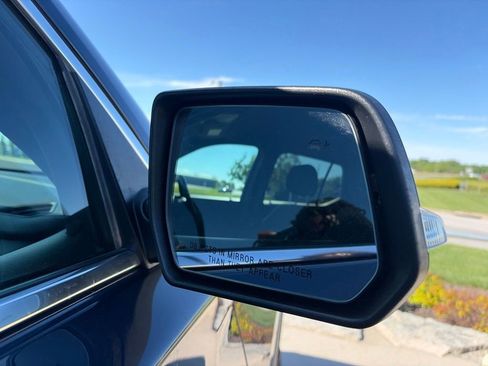 Used 2022 Chevrolet Traverse LT FWD image 25