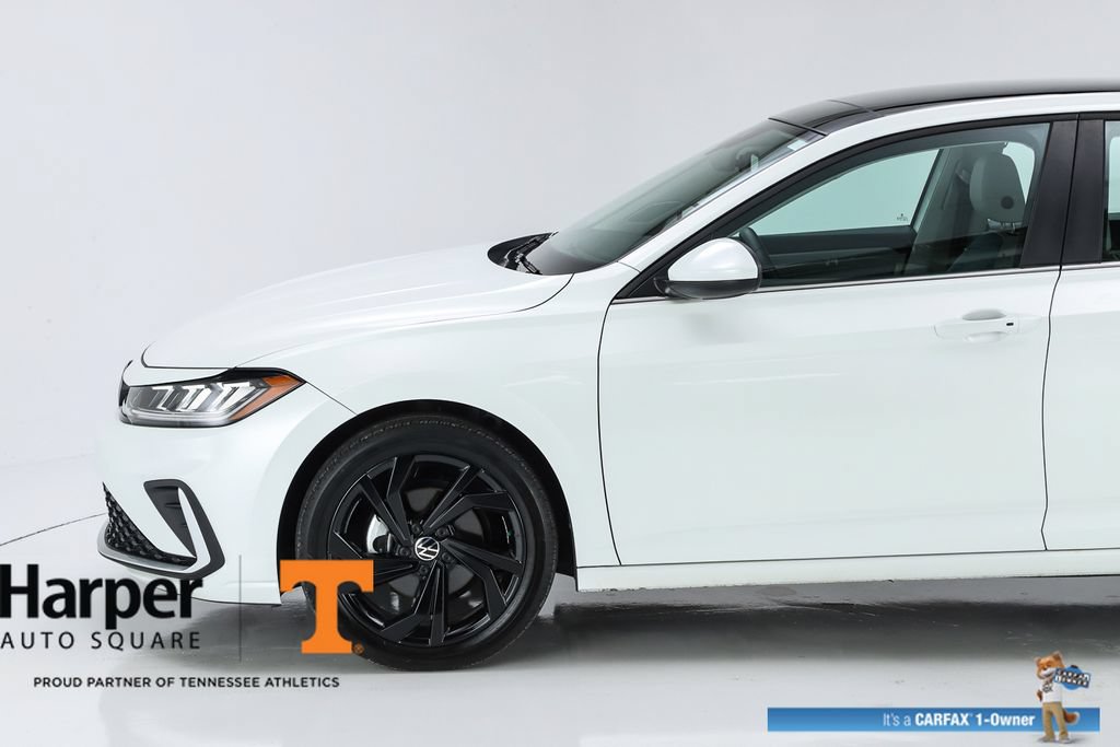 Used 2025 Volkswagen Jetta SE w/ Sunroof Package FWD image 3