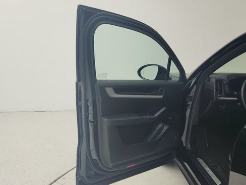 Used 2025 Porsche Cayenne AWD/4WD image 20
