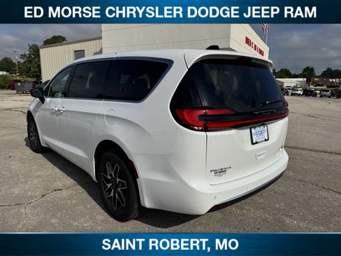 New 2027 Chrysler Pacifica Limited w/ Family Tech Group AWD/4WD image 5