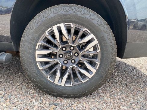 Used 2025 Chevrolet Suburban Z71 AWD/4WD image 5