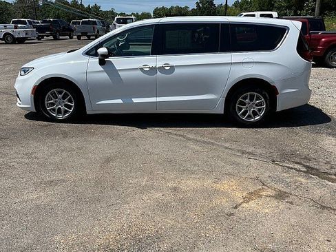 Used 2023 Chrysler Pacifica Touring-L FWD image 4