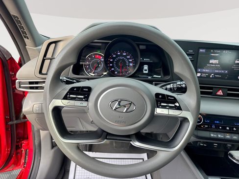 Used 2023 Hyundai Elantra SEL w/ Preferred Accessory Package FWD image 11