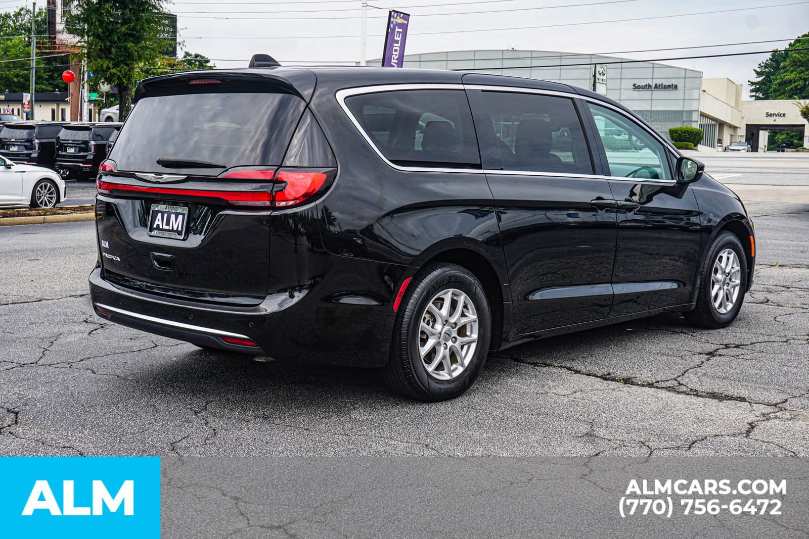 Used 2023 Chrysler Pacifica Touring-L FWD image 6
