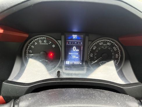 Used 2016 Toyota Tacoma TRD Sport AWD/4WD image 9