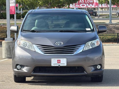 Used 2016 Toyota Sienna XLE w/ XLE Navigation Package FWD image 9