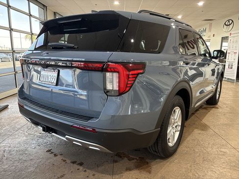 Used 2025 Ford Explorer Active w/ Active Comfort Package image 2