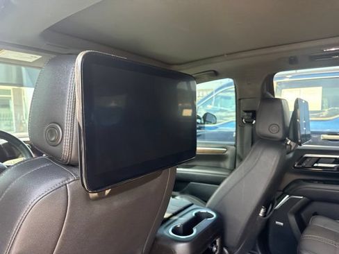 Used 2025 Chevrolet Suburban High Country AWD/4WD image 20