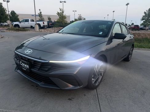 Used 2025 Hyundai Elantra Sport FWD image 3