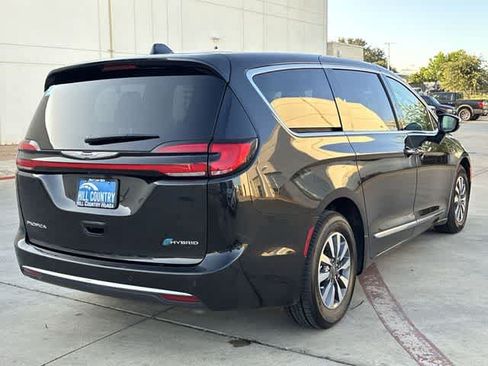 Used 2023 Chrysler Pacifica Limited FWD image 6