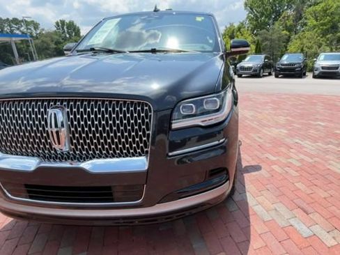 Used 2022 Lincoln Navigator Reserve AWD/4WD image 4
