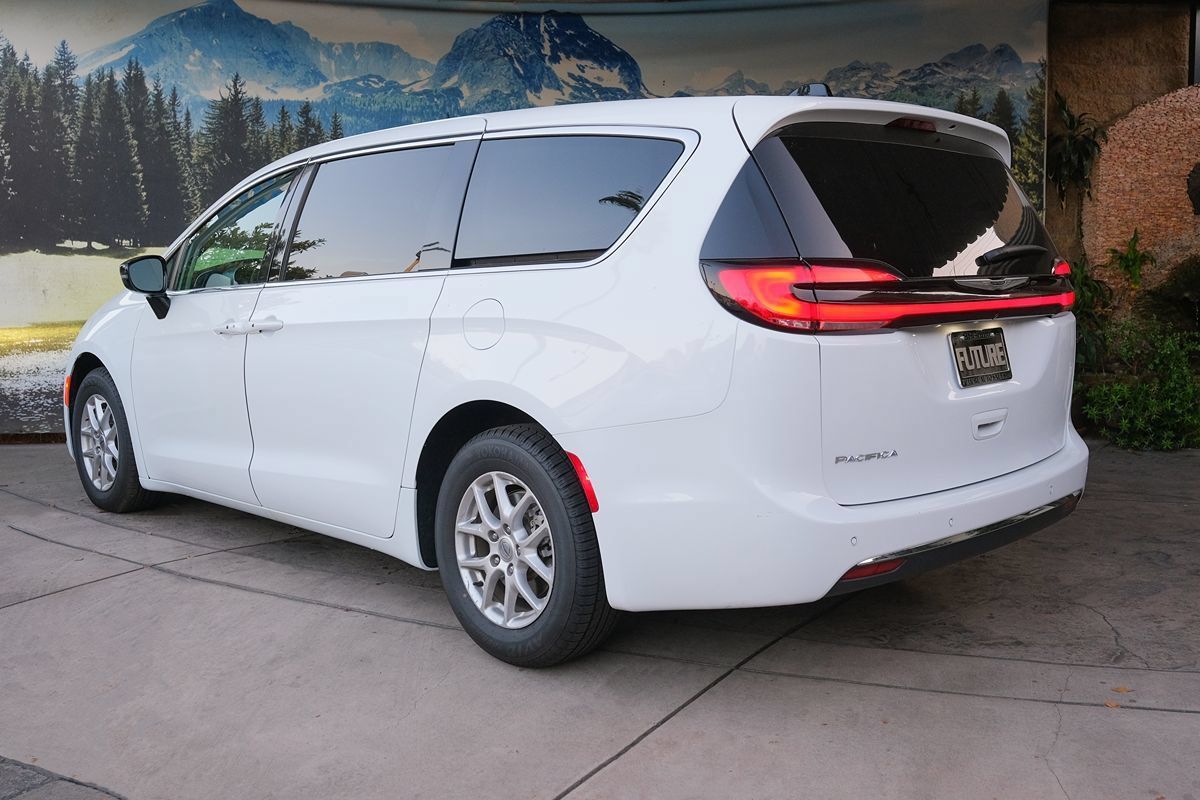 Used 2024 Chrysler Pacifica Touring-L FWD image 4