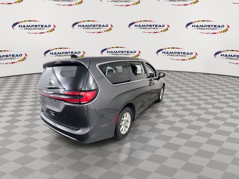 Used 2023 Chrysler Pacifica Touring-L image 8