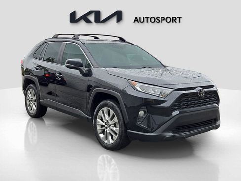 Used 2021 Toyota RAV4 XLE Premium image 3
