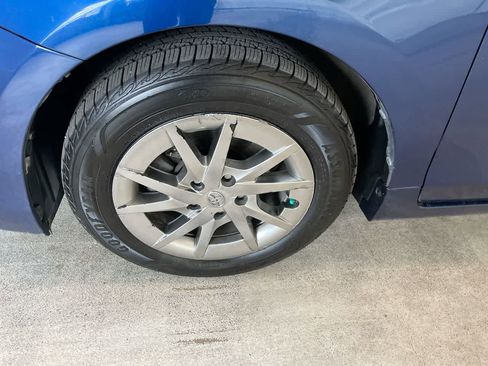 Used 2017 Toyota Prius V Four image 10