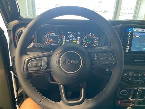 Used 2025 Jeep Gladiator Rubicon AWD/4WD image 8