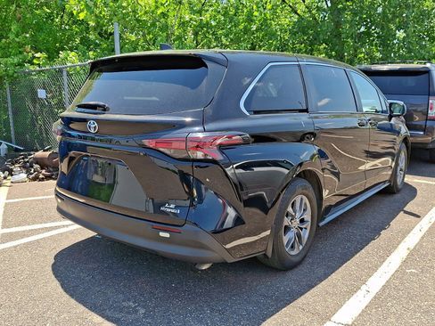 Used 2021 Toyota Sienna LE FWD image 4