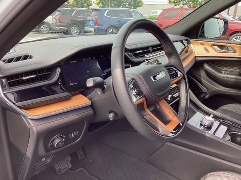 Used 2025 Jeep Grand Cherokee L Summit AWD/4WD image 11