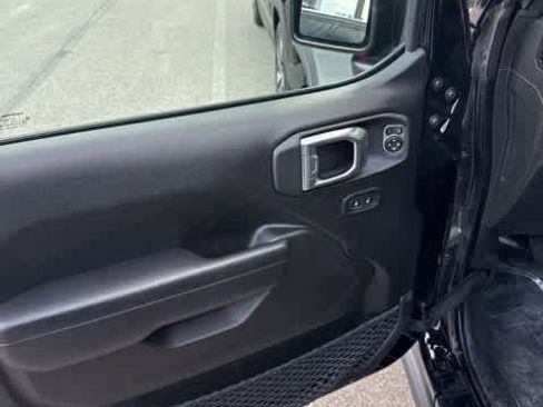 Used 2022 Jeep Wrangler Unlimited Rubicon AWD/4WD image 11