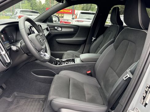 Used 2024 Volvo XC40 B5 Plus w/ Protection Package Premier AWD/4WD image 9