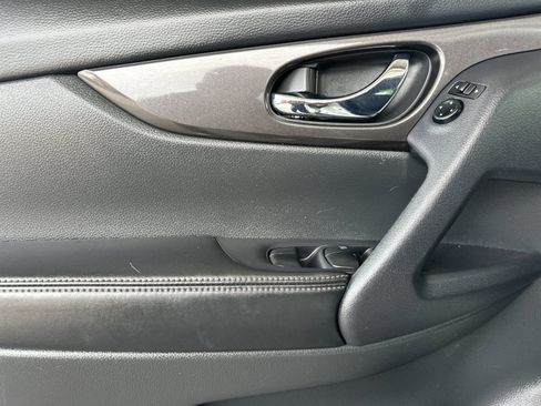 Used 2019 Nissan Rogue SV AWD/4WD image 12