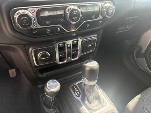 Used 2018 Jeep Wrangler Unlimited Sahara AWD/4WD image 18
