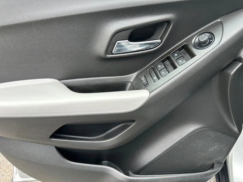 Used 2022 Chevrolet Trax LS w/ Tint and Cruise Package image 16