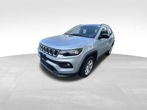Used 2024 Jeep Compass Latitude AWD/4WD image 3