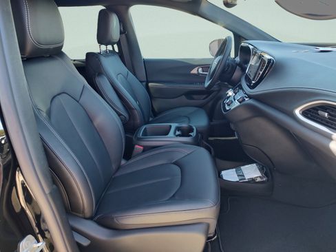 New 2026 Chrysler Pacifica Select image 31