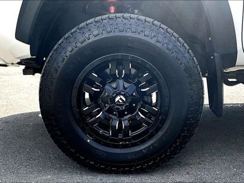 Used 2018 Toyota Tacoma TRD Off-Road w/ Technology Package AWD/4WD image 9