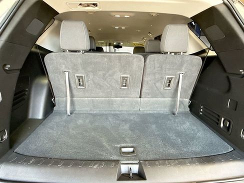 Used 2021 Chevrolet Traverse LT FWD image 25