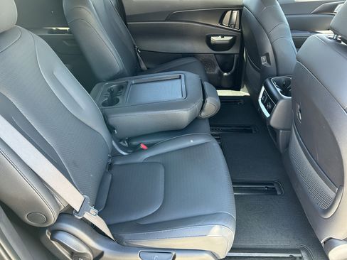 Used 2025 Kia Carnival SX Prestige image 13