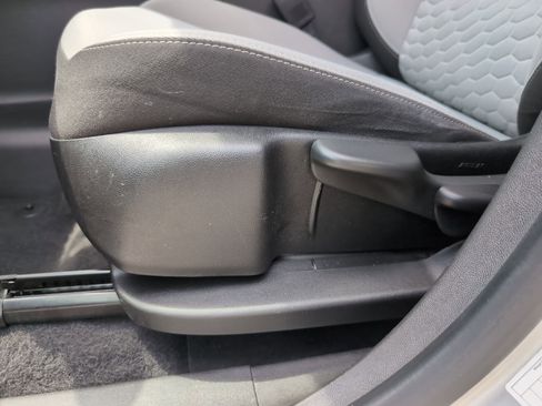 Used 2021 Chevrolet Equinox LS FWD image 17