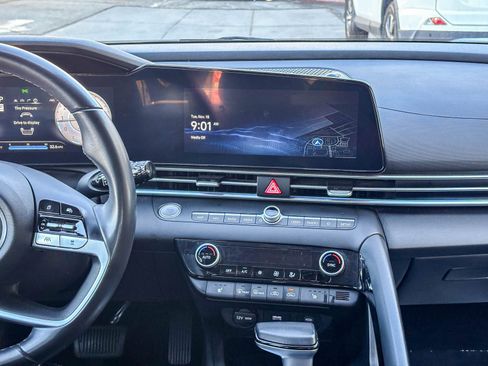 Used 2024 Hyundai Elantra Limited image 16