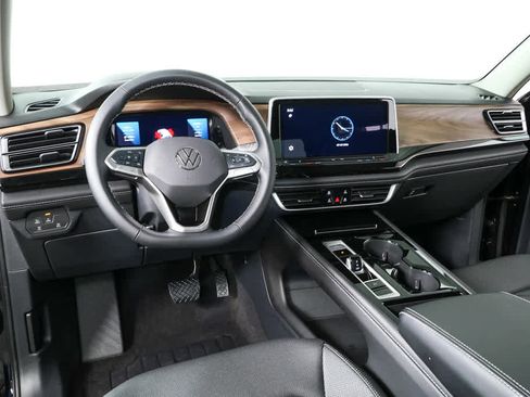 Certified 2025 Volkswagen Atlas SE image 20