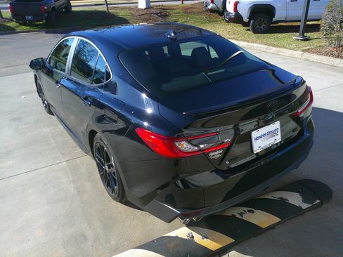 Used 2025 Toyota Camry SE image 10