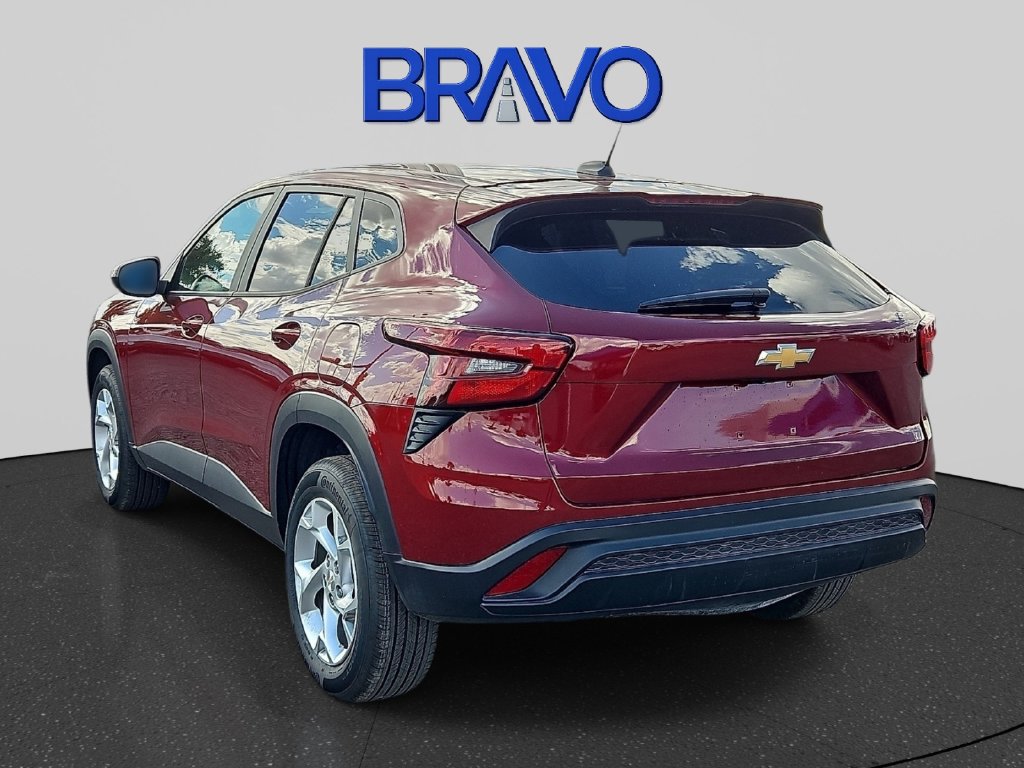 Used 2024 Chevrolet Trax LS w/ LS Convenience Package FWD image 3