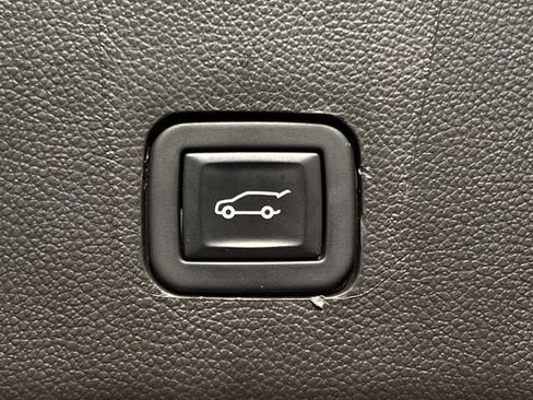 Used 2023 Chevrolet Traverse LT image 28